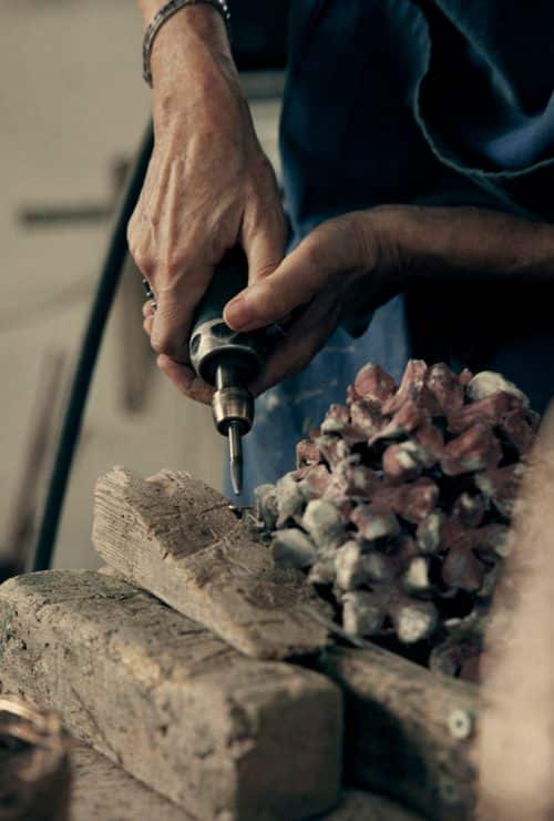 Craftsmanship cast-bronze furnishings - Artistic Chiselling